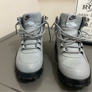 Mens Nike high top boots.